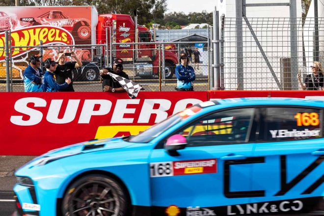 最終ヒートはヤン・エルラシェール(リンク&コー・シアン・レーシング/リンク&コー03 TCR)が僚友を従えワン・ツーを飾る