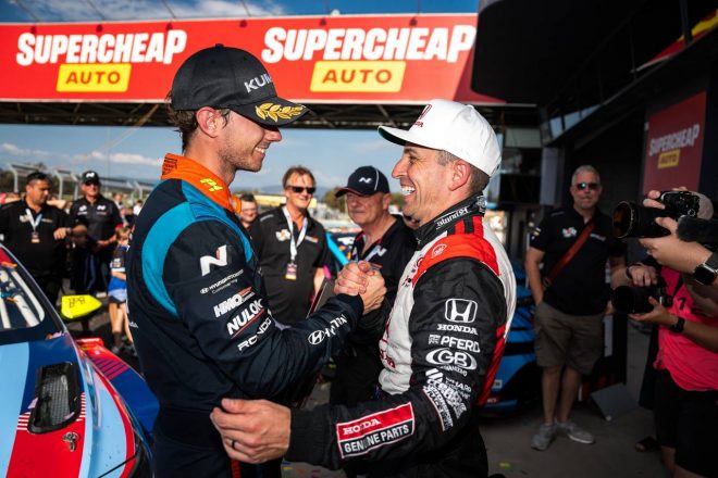 前年度王者ダルベルトから祝福を受けるTCRオーストラリア新王者のジョシュ・バカン(HMOカスタマー・レーシング/ヒョンデ・エラントラN TCR)