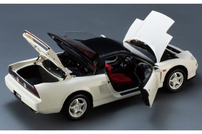 リアのガラスハッチやエンジンフードも開閉可能