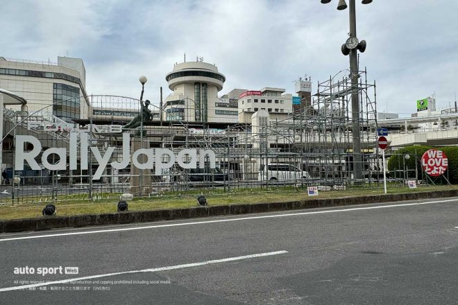 豊田市駅に到着すると大きなフォーラムエイト・ラリージャパンのモニュメントが歓迎してくれます。こちらはお昼に撮影しましたが、夜にはライトアップが行われるようです。