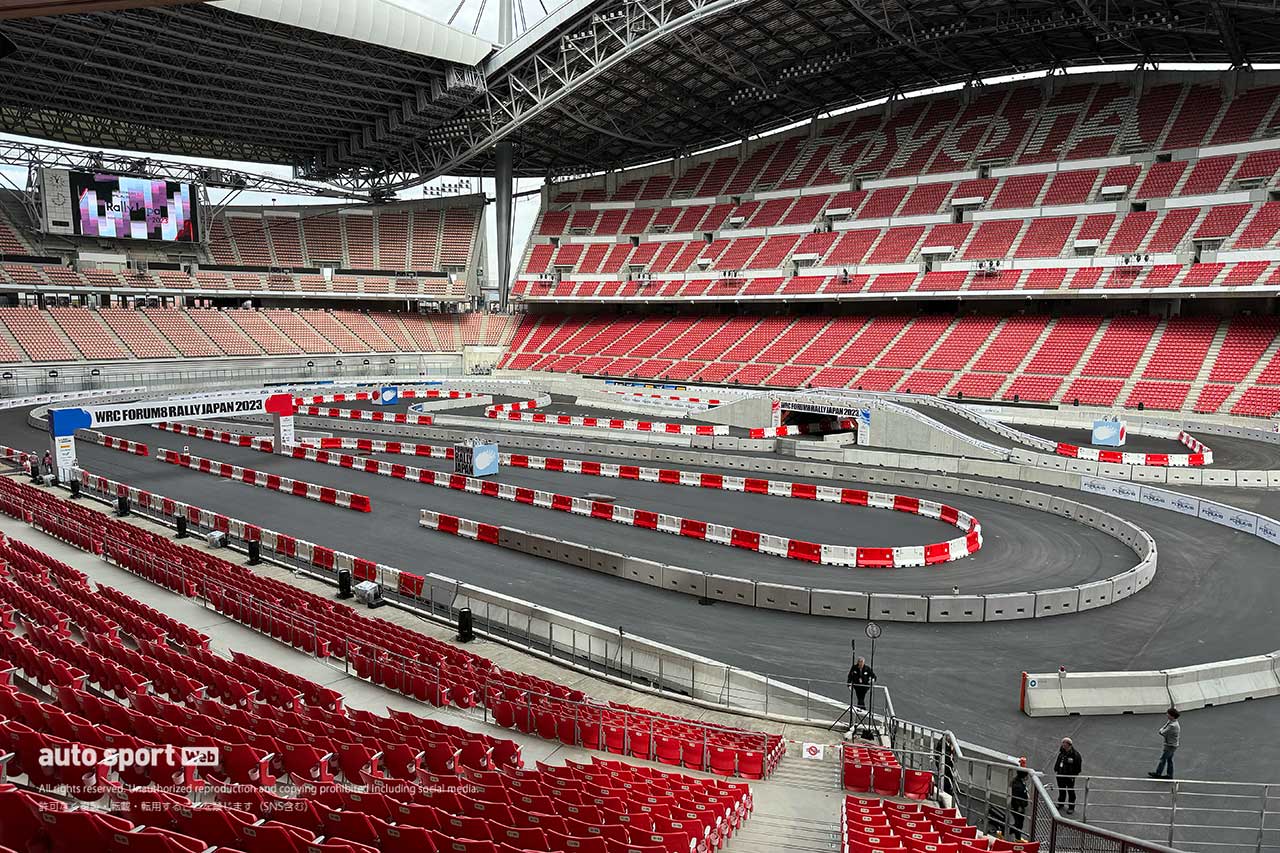メディア受付前にラリージャパン2023の目玉でもあるスーパーSSが行われる豊田スタジアム内部の特設コースをチラ見。少しテスト走行が行われていましたが、スキール音も相まってなかなの迫力です。