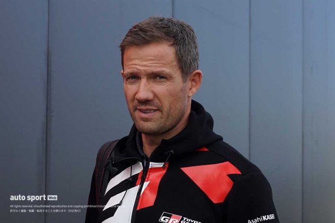 そんなこんなでTOYOTA GAZOO Racing WRTのサービスパークをうろついていたら、GRヤリスが1台戻ってきました。降りてきたのはセバスチャン・オジェ選手！　『ハ〜イ！』と挨拶をいただきました。