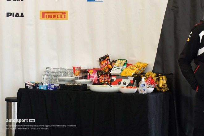ふとTOYOTA GAZOO Racing WRTのホスピタリティを覗くと日本のお菓子がズラリ。なにやら湖池屋さんとコラボレーションしているようなので、気になった方はぜひチェックを。