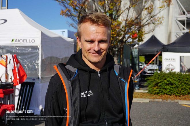 日本のモータースポーツファンにおなじみのヘイキ・コバライネン選手。カメラを向けたらこちらも良いスマイルをしてくれました。