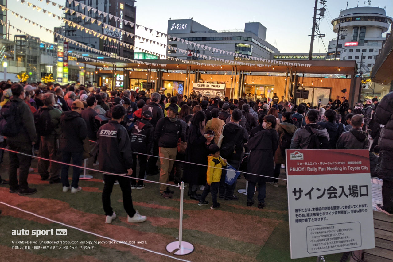 無料のドライバーサイン会は豊田市駅前広場で行われた