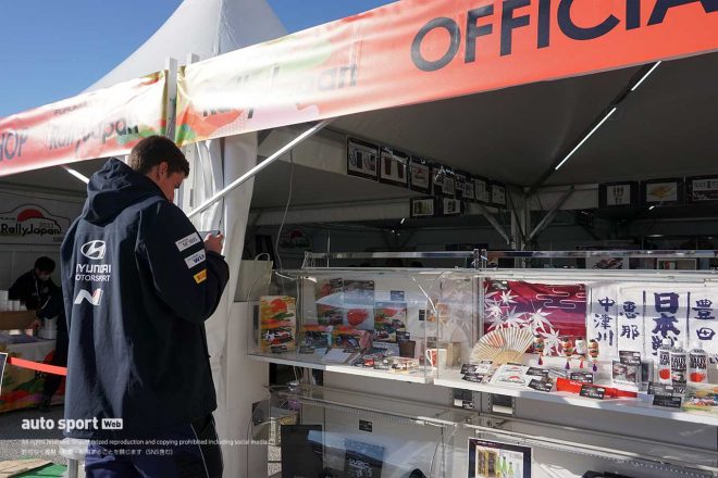 豊田スタジアムの西イベント広場ではオフィシャルグッズのブースがあります。日本のグッズ類は珍しいのかヒョンデのスタッフさんがスマホで撮影してらっしゃいました。