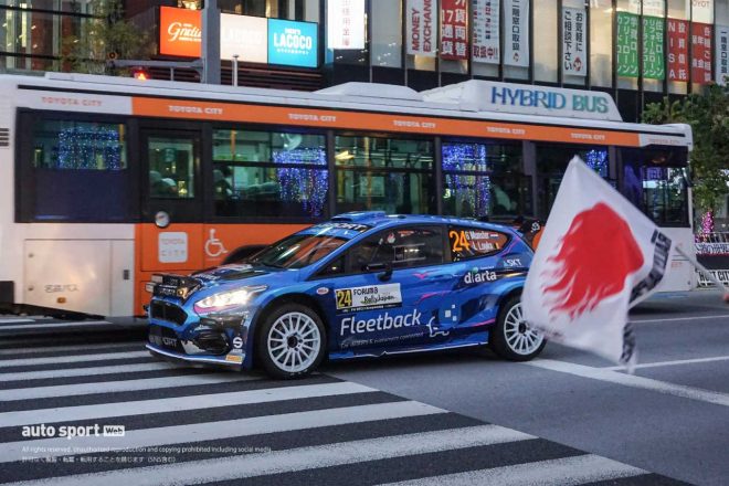夕方には豊田市駅前の東口まちなか広場で『ENJOY! Rally Fan Meeting in Toyota City』と題されたトークショー＆サイン会イベントが開催されました。こちらは駅前の公道を移動するフォードのマシン。