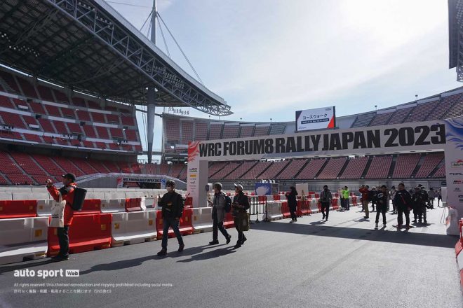 ラリージャパン2023で行われた豊田スタジアム特設コースのコースウォークの様子
