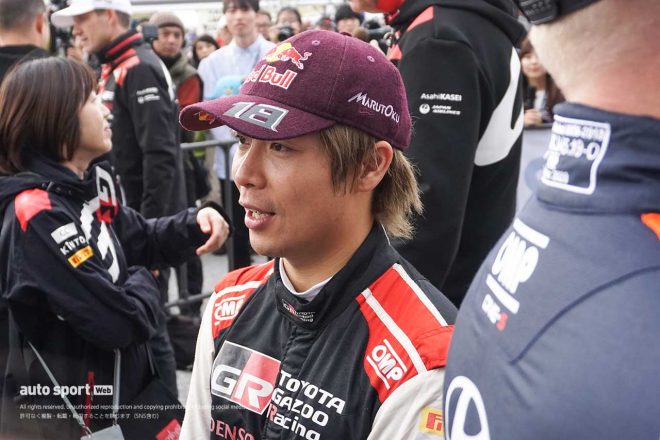 囲み取材に答える勝田貴元（トヨタGRヤリス・ラリー1）　2023年WRC第13戦ラリージャパン