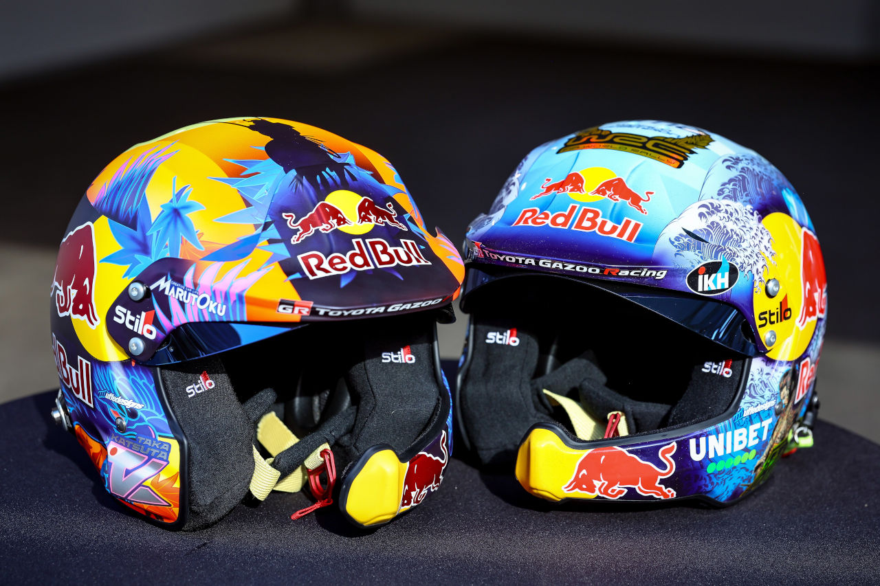 勝田貴元（左）とカッレ・ロバンペラのスペシャルカラーリング・ヘルメット　2023年WRC第13戦ラリージャパン