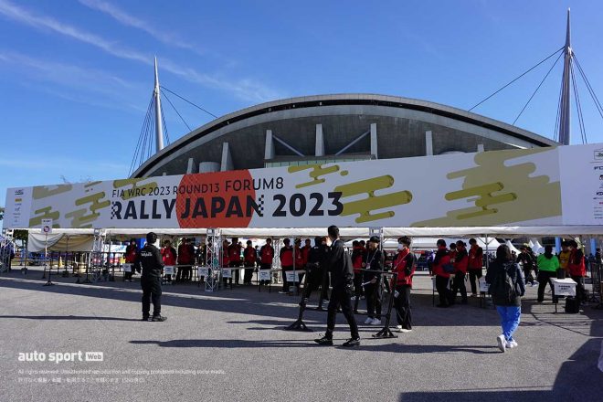 開場直前のメインゲートです。こちらもスタッフさんたちが最終ミーティングを行い、受け入れ準備万端でした。