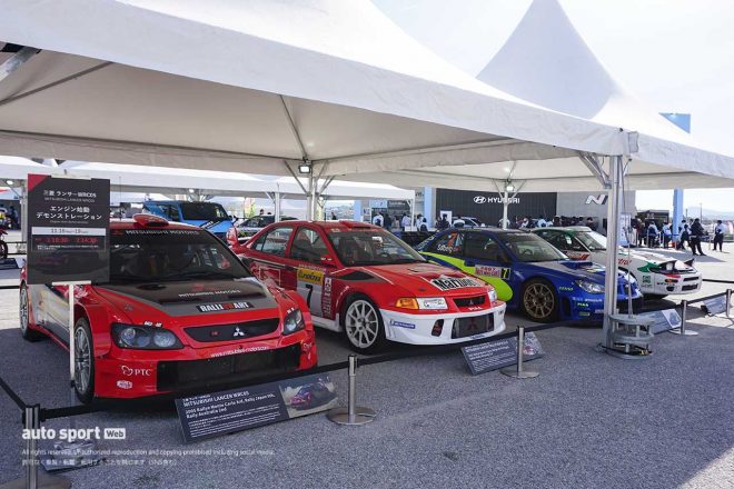 そのメインゲートをくぐると、ラリーファン眉唾のマシン4台が出迎えてくれます。左側のミツビシ・ランサーWRC05は大会期間中にエンジン始動デモンストレーションを行うので要チェックですね。