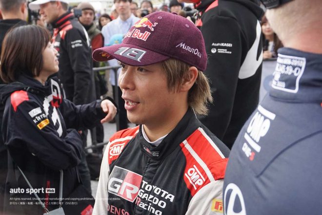 コースウォーク終了後の12時からは正面ゲートそばの特設会場で行われた“メディアペン”と呼ばれる囲み取材に出撃しました。やはり母国の勝田貴元選手はメディアにも大人気。そんな忙しい最中にシェイクダウンの様子や特別ヘルメット、さらに「親友」と呼ぶ平川亮選手へのコメントをいただきました。詳しくは記事を読んでいただけると幸いです。