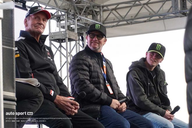 イベント広場メインステージではユハ・カンクネンとペター・ソルベルグによるトークショーが行われました。右はペターの息子のオリバー・ソルベルグ。現役ラリードライバーということもあり、将来のWRCスター候補になる予感。