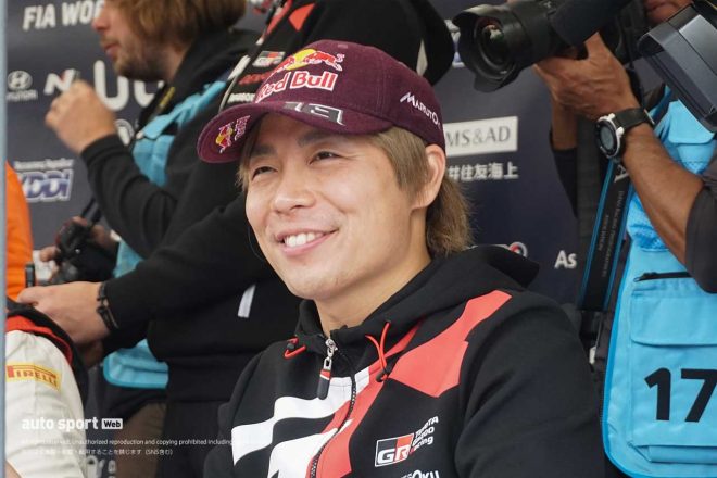 ファンの「頑張ってください！」の声に勝田貴元選手も笑顔です。