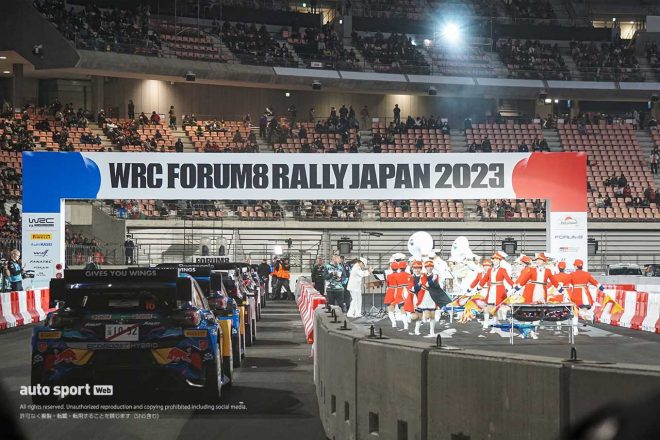時間はあっという間に過ぎ去り、17時からはオープニングセレモニーが開催です。まずは愛知県警察音楽隊のみなさんによる演奏で会場のボルテージが高まります。