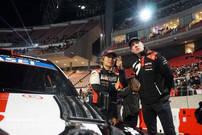 オープニングセレモニーに登場した勝田選手には、TOYOTA GAZOO Racing WRTのヤリ-マティ・ラトバラ代表がずっとそばにいましたね。母国ラリーで期待の現れでしょうか。