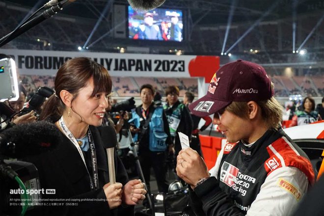 勝田選手に名刺を渡しているのはテレビ朝日アナウンサーの三谷紬アナウンサー。日本での開催ということもあり、地上波でも大々的に放送をお願いしたいところ。テレビ朝日では19日の21時からラリージャパンの特番が放送されるので、ぜひチェックを。