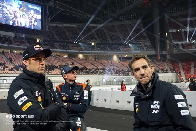 ヒョンデ・シェル・モビスWRTのティエリー・ヌービル選手とマルティン・ウィダグ選手。右は以前にルノーF1マネージングディレクターを務めていたシリル・アビテブール氏。現在はヒョンデ・モータースポーツの代表に就任しています。