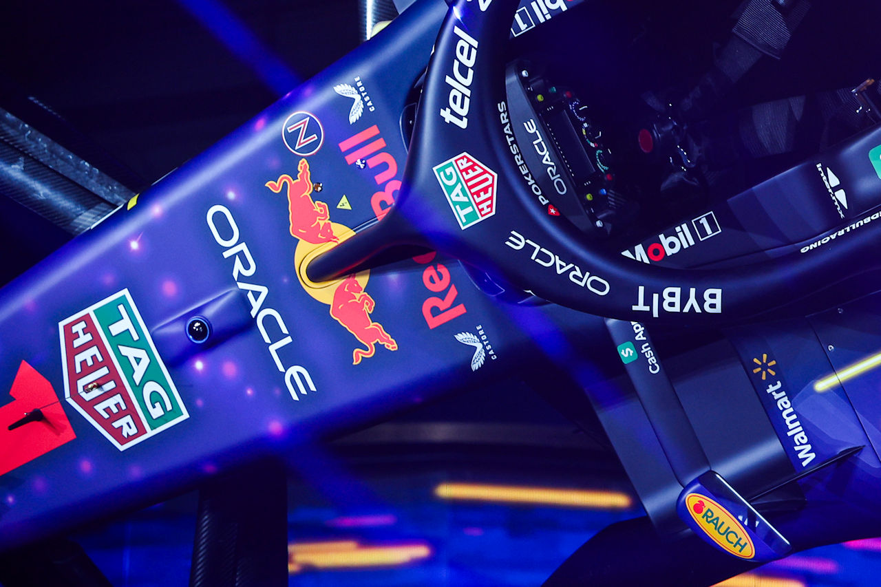 レッドブルのF1ラスベガスGP用マシンカラーリングに飾られたタグ・ホイヤーのロゴ