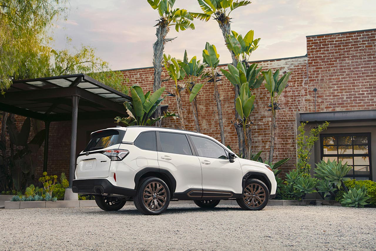 新型フォレスターのリヤスタイル。リヤバンパーの下に足を入れて引くだけでリヤゲートを開閉することができるキックセンサー式ハンズフリーパワーリヤゲートを採用している。