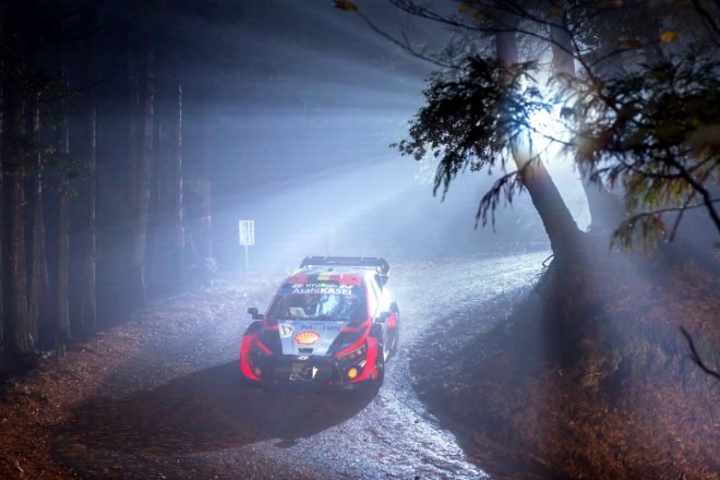 SS6のスタート直後にクラッシュし、戦列を離れたティエリー・ヌービル（ヒョンデi20 Nラリー1）　2023年WRC第13戦ラリージャパン