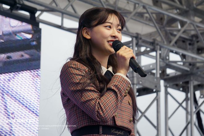 ラリージャパン2023でのトークイベントに参加した富田鈴花さん（日向坂46）