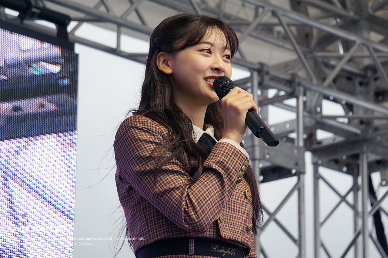 ラリージャパン2023でのトークイベントに参加した富田鈴花さん（日向坂46）