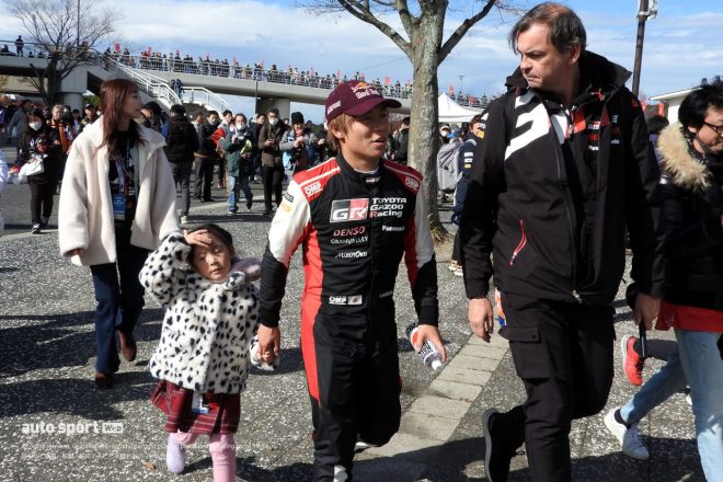 総合9番手につけている勝田貴元。SS12後には家族と合流していた。　2023年WRC第13戦ラリージャパン