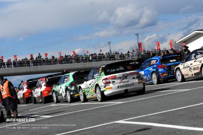 Okazaki City SSSのTCで待機するラリーカー。中央がヘイキ・コバライネンのシュコダ・ファビアR5　2023年WRC第13戦ラリージャパン