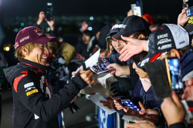 ファンサービスを行う勝田貴元（トヨタGRヤリス・ラリー1）　2023年WRC第13戦ラリージャパン