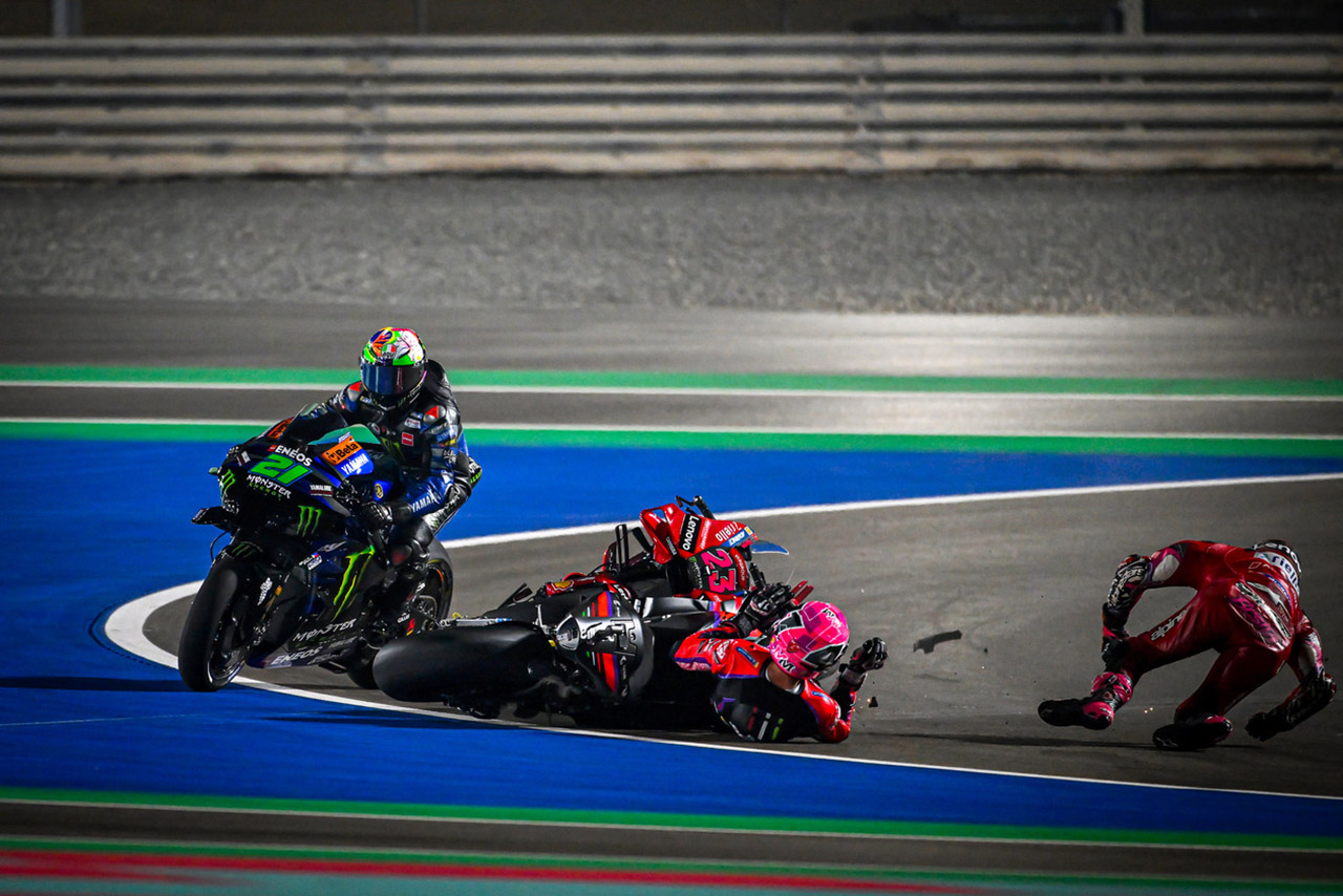 オープニングラップの多重クラッシュを避けるフランコ・モルビデリ（モンスターエナジー・ヤマハMotoGP）／2023MotoGP第19戦カタールGP スプリント