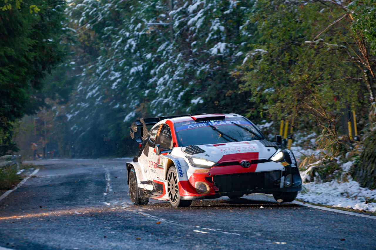 勝田貴元がステージウインを飾ったSS19／21の舞台となった“ネノウエコウゲン”は前夜に降った雪がコース脇の一部を白く染めていた。　2023年WRC第13戦ラリージャパン