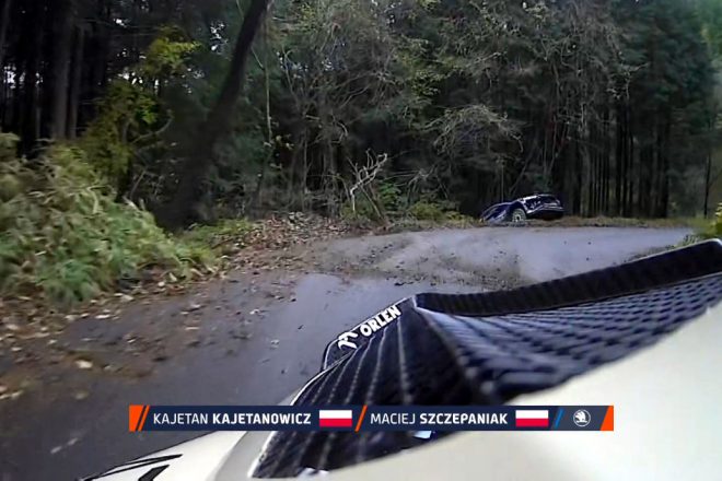 WRC2クラス2番手につけていたグレゴワール・ミュンスター（フォード・フィエスタ・ラリー2）がSS20でスピン。コースオフを喫し無念のリタイアに。右コーナーの途中でグラベルが出ている箇所があり、そこで足を取られたか。　2023年WRC第13戦ラリージャパン
