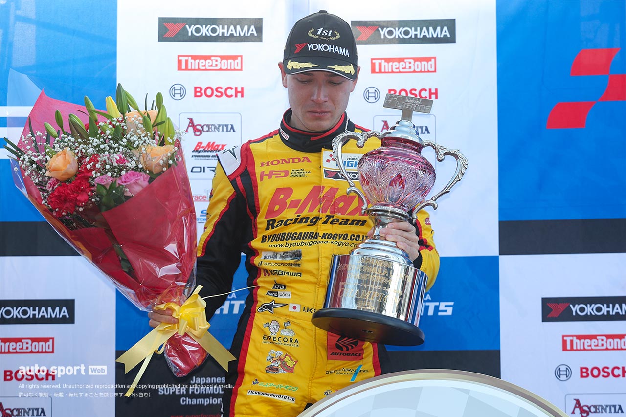 2023スーパーフォーミュラ・ライツ第6大会もてぎ　チャンピオンを決め感極まる木村偉織（HFDP WITH B-MAX RACING）