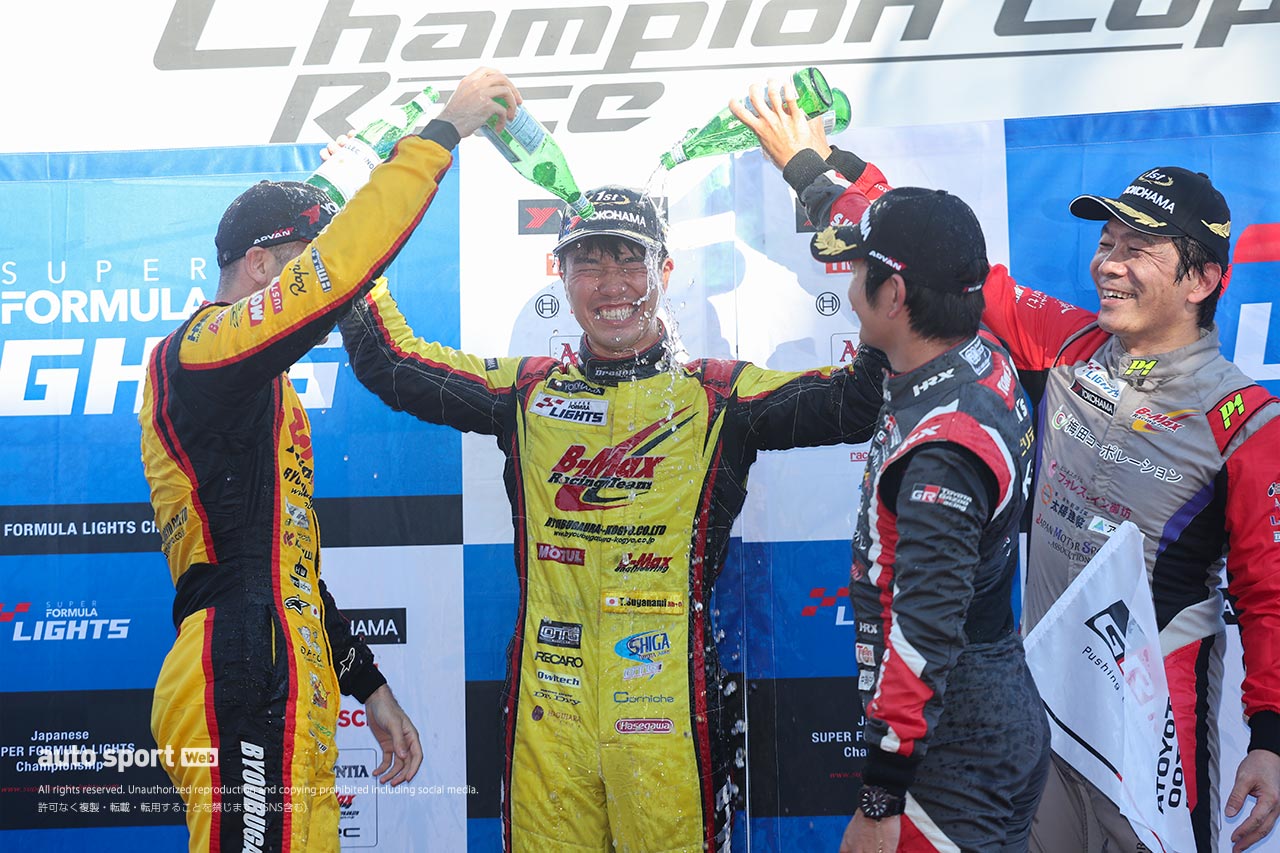 2023スーパーフォーミュラ・ライツ第6大会もてぎ　手荒い祝福を受ける菅波冬悟