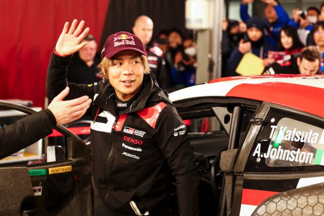 ファンの声援に手を振って応える勝田貴元（トヨタGRヤリス・ラリー1）　2023年WRC第13戦ラリージャパン