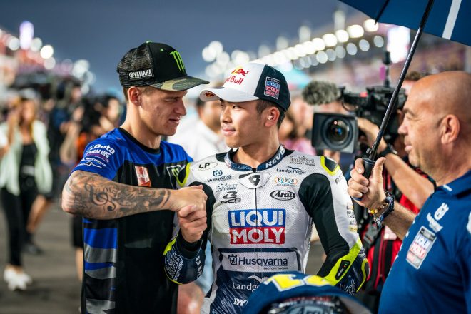 スタート前に佐々木歩夢の元に訪れたファビオ・クアルタラロ（モンスターエナジー・ヤマハMotoGP）／2023MotoGP第19戦カタールGP 決勝