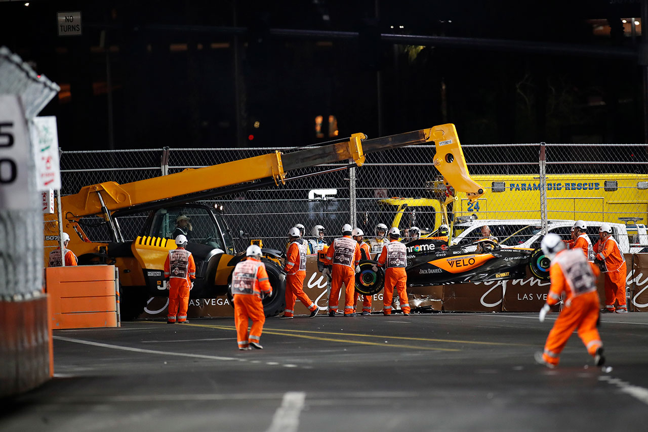 2023年F1第22戦ラスベガスGP　クレーン車で撤去されるランド・ノリス（マクラーレン）のマシン
