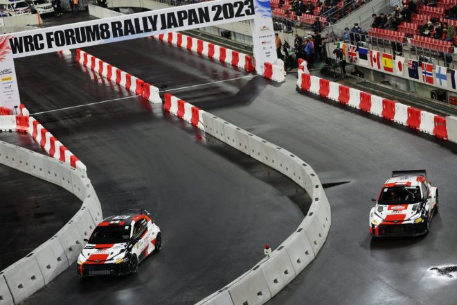 豊田スタジアムで行われたSSSでは、2台のGRヤリスが同時に走行する場面も