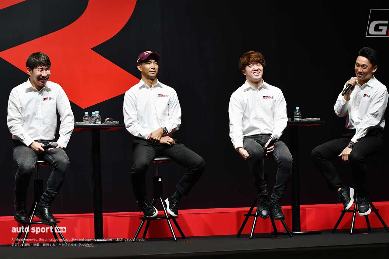 体制発表会でのトークセッションに臨む小林可夢偉チーム代表兼ドライバー、平川亮、宮田莉朋、中嶋一貴TGR-E副会長