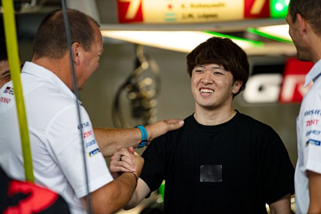 2023年WEC第6戦富士　トヨタGAZOO Racingのピットを訪れた宮田莉朋