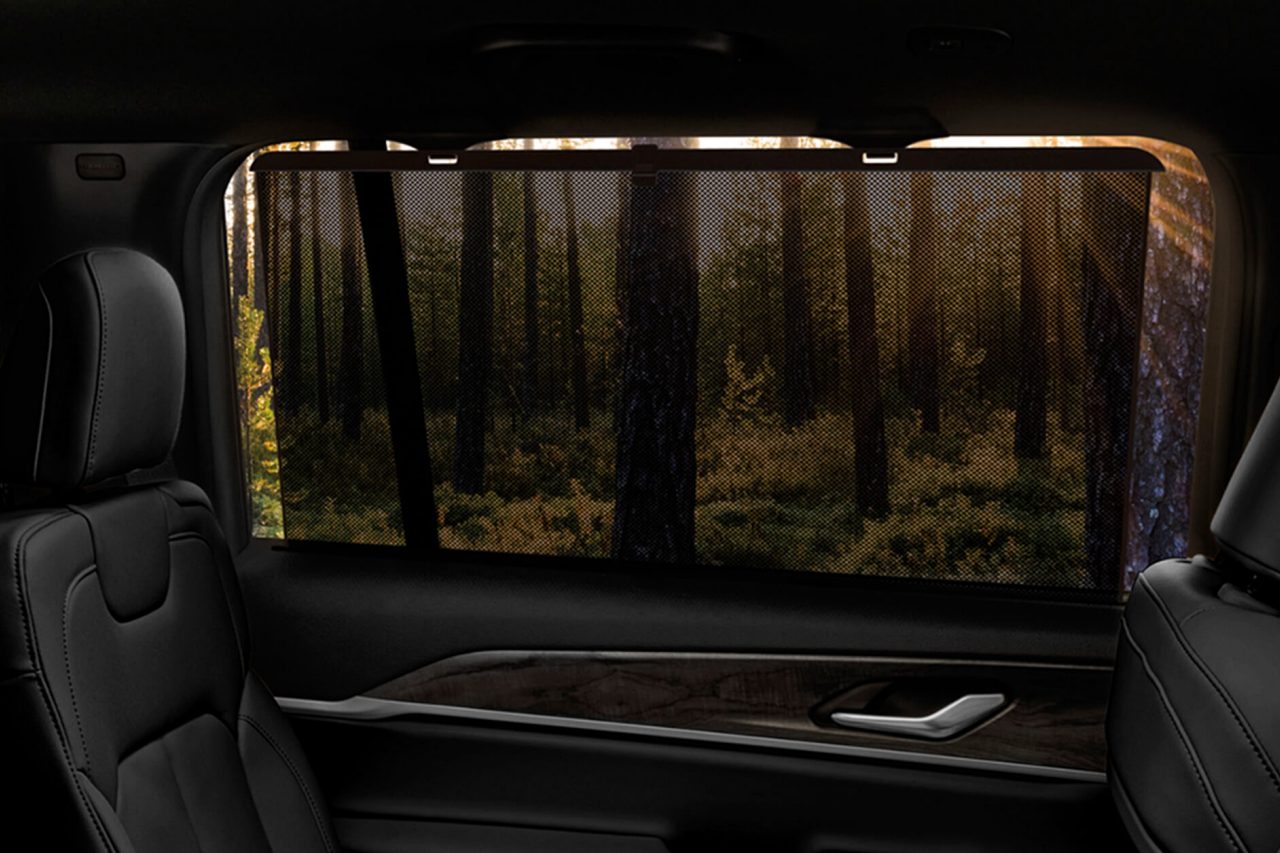 通常は上級グレードである"Summit Reserve"のみに装備されているデジタルリアビュールームミラーや、ワイヤレスチャージングパッド、さらにウインドウシェードを標準搭載