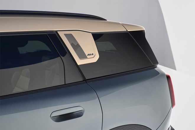 『ミニ・カントリーマン』　垂直方向のラインで精悍な印象を与えるCピラー