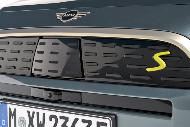 フロントマスクに飾られる『MINI』と『S ALL4』のエンブレム