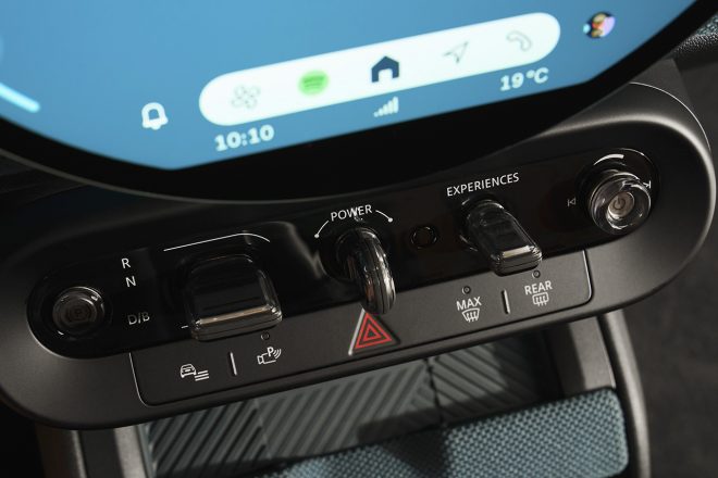 センターコンソールに集中的に配置されたトグルスイッチ