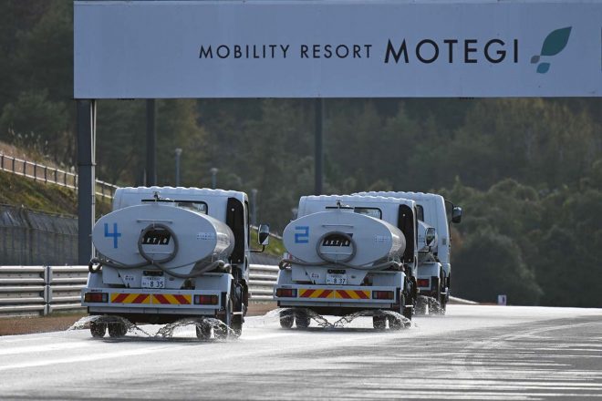 ウエットタイヤテストのための散水作業の様子