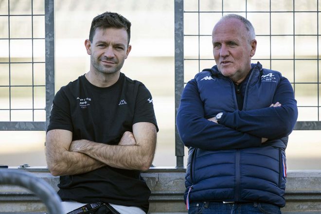 アルピーヌA424のテストに参加したマシュー・バキシビエールとチームマネジャーのフィリップ・シノー