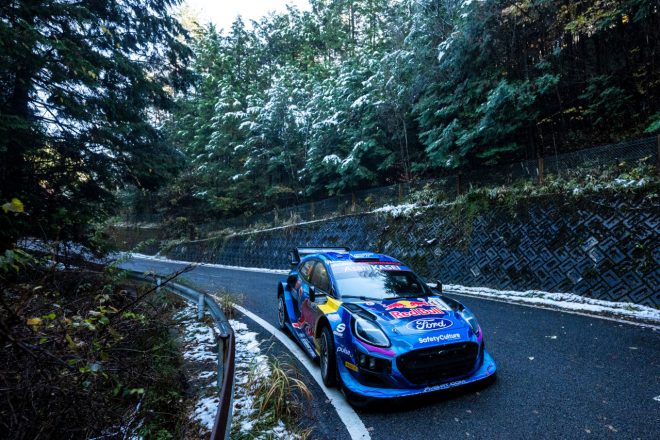 デイ4の根の上高原SS（SS19／21）では前夜に降った雪がコース脇に残っていた。　2023年WRC第13戦ラリージャパン