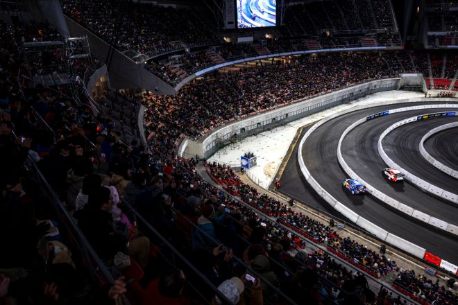 豊田スタジアムでは2台同時スタートのスーパーSSが計3回行われ、多くのファンが非日常の光景を目に焼き付けていた。　2023年WRC第13戦ラリージャパン